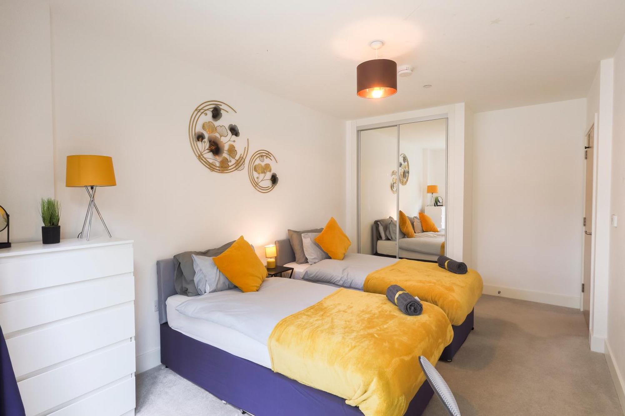 Stylish 2br By Dluxoria Short Lets & Serviced Greater With Pet Friendly, Free Wifi & Free Parking Appartamento *