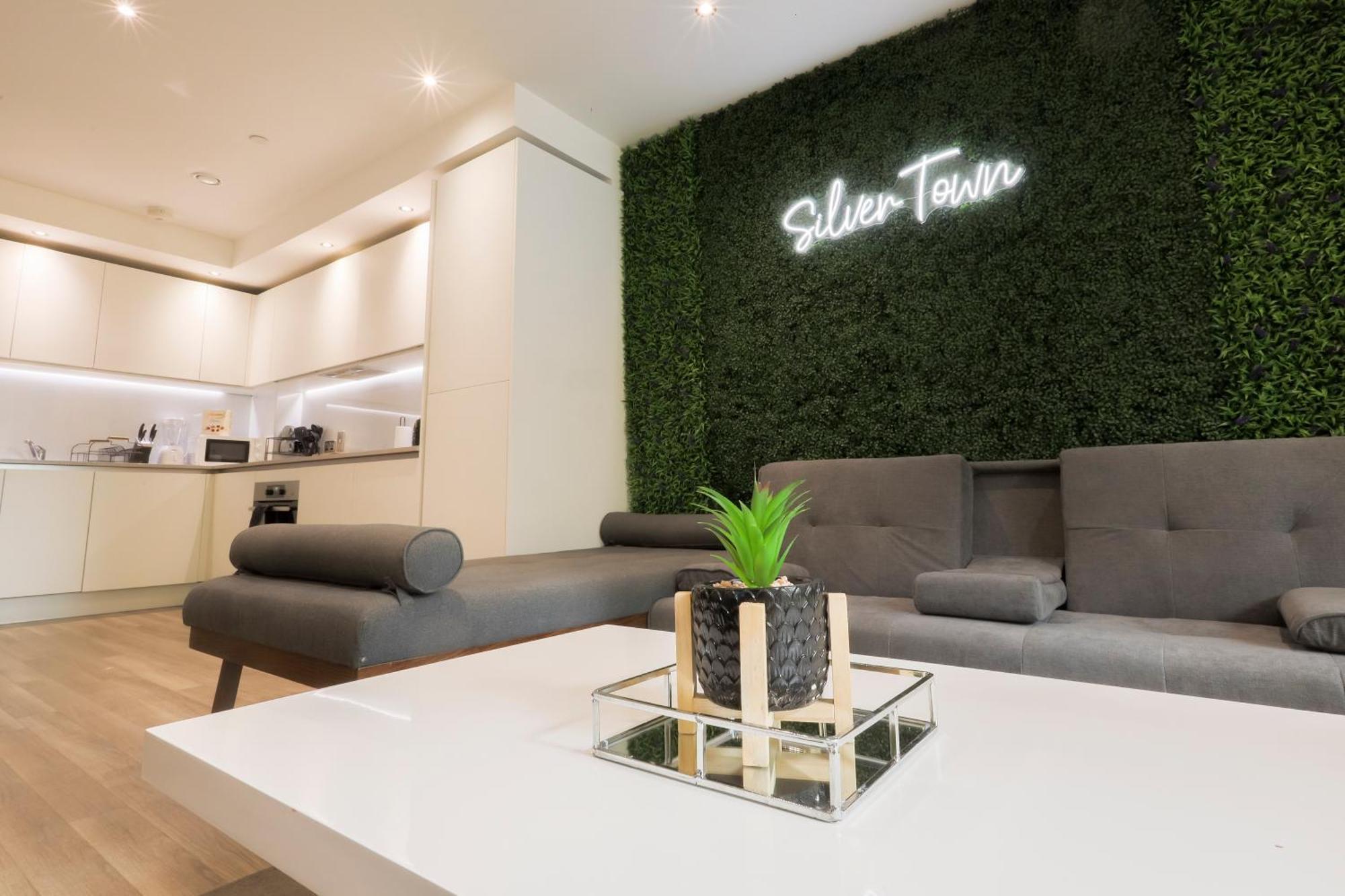 Appartamento Stylish 2br By Dluxoria Short Lets & Serviced Greater With Pet Friendly, Free Wifi & Free Parking *