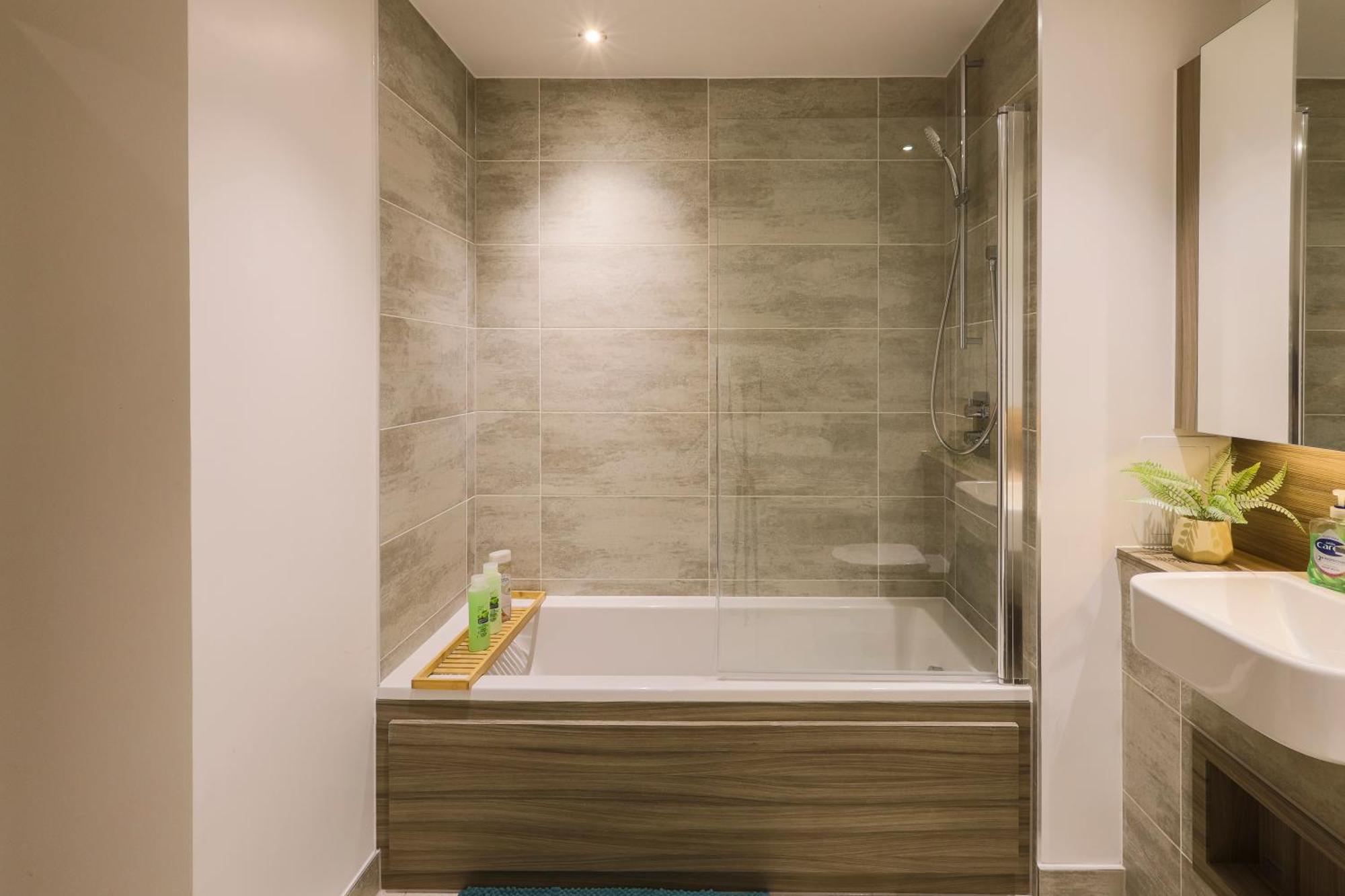 Appartamento Stylish 2br By Dluxoria Short Lets & Serviced Greater With Pet Friendly, Free Wifi & Free Parking *