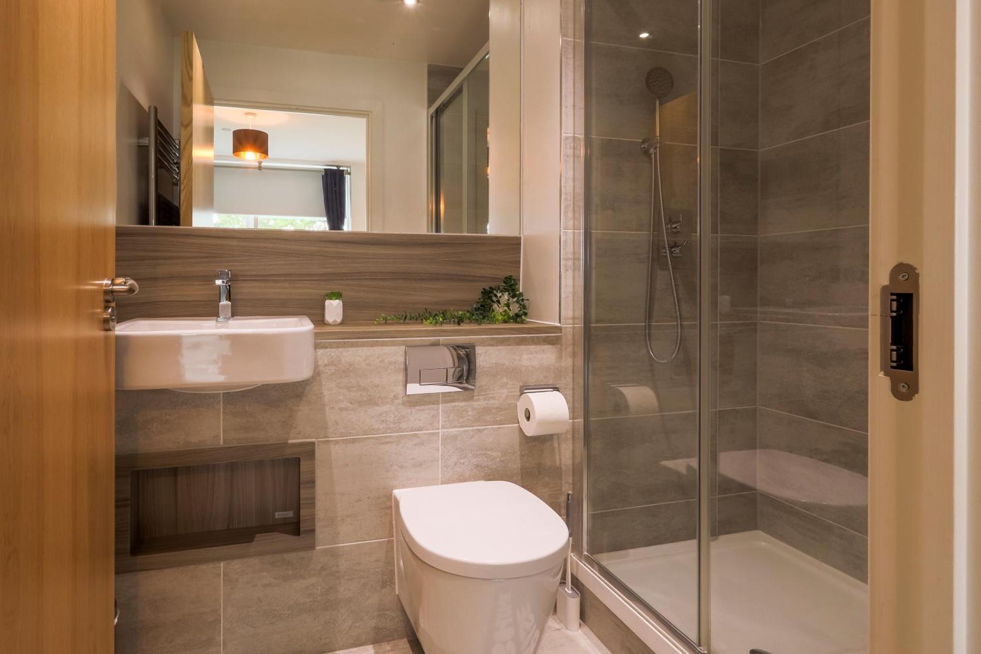 Stylish 2br By Dluxoria Short Lets & Serviced Greater With Pet Friendly, Free Wifi & Free Parking Appartamento