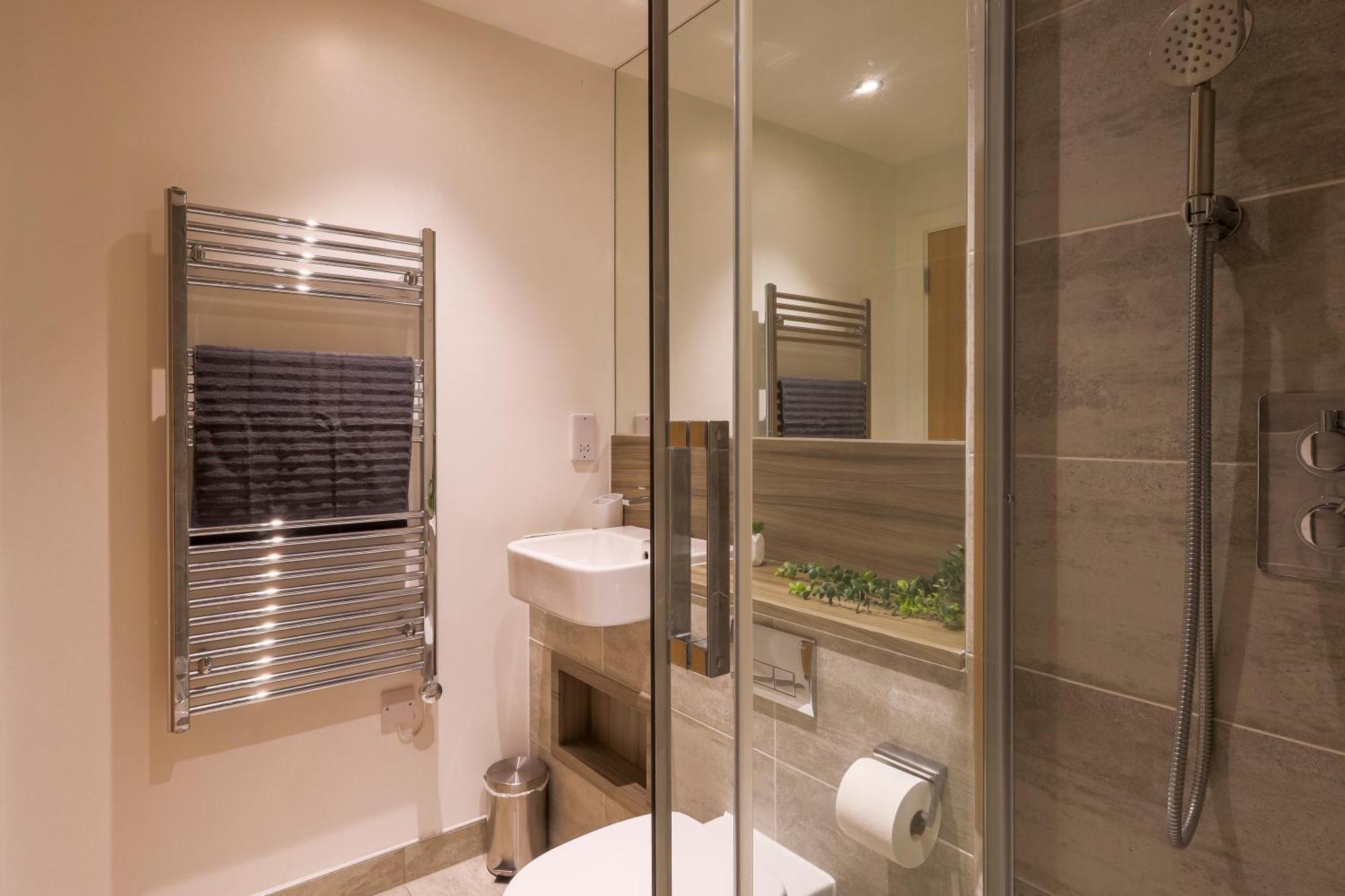 Appartamento Stylish 2br By Dluxoria Short Lets & Serviced Greater With Pet Friendly, Free Wifi & Free Parking