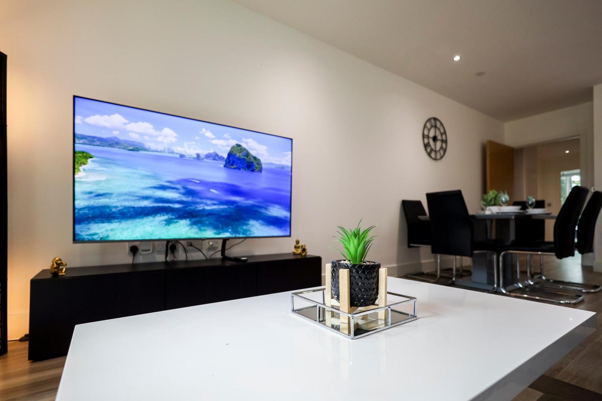 Stylish 2br By Dluxoria Short Lets & Serviced Greater With Pet Friendly, Free Wifi & Free Parking Appartamento Londra