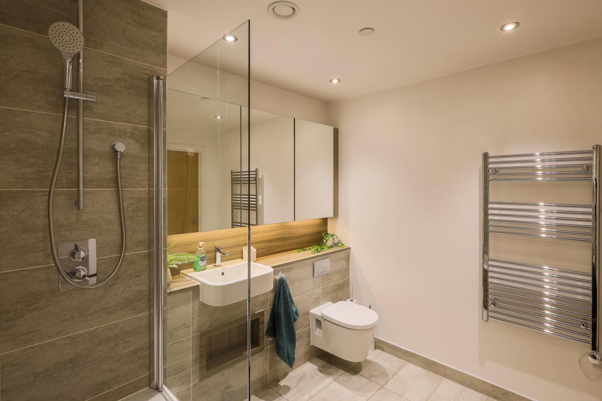 Stylish 2br By Dluxoria Short Lets & Serviced Greater With Pet Friendly, Free Wifi & Free Parking Appartamento *