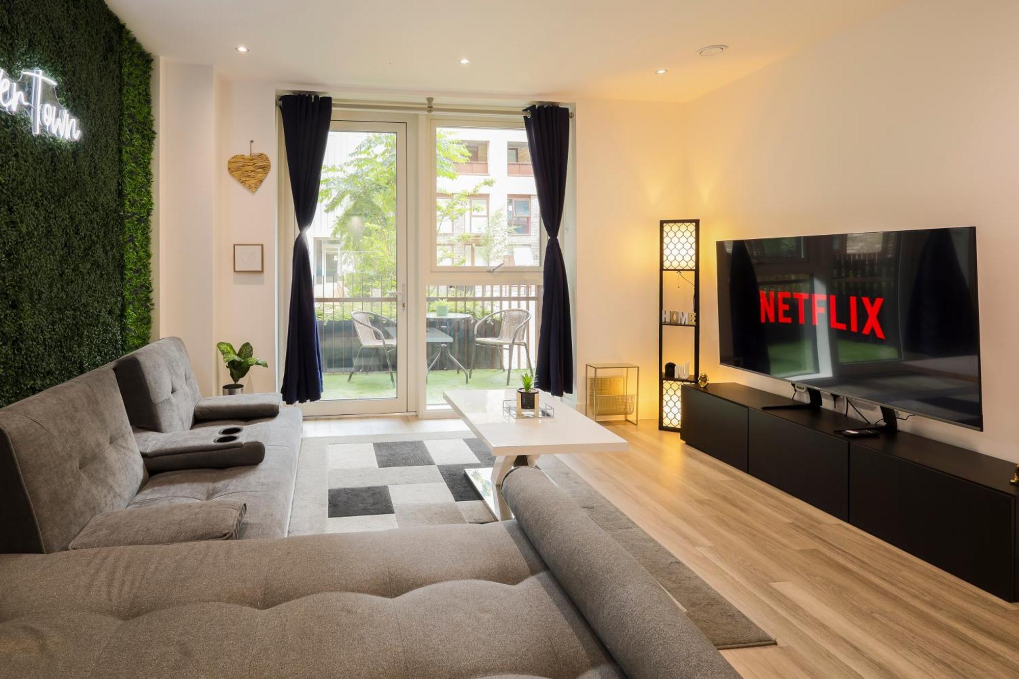 Stylish 2br By Dluxoria Short Lets & Serviced Greater With Pet Friendly, Free Wifi & Free Parking Appartamento *