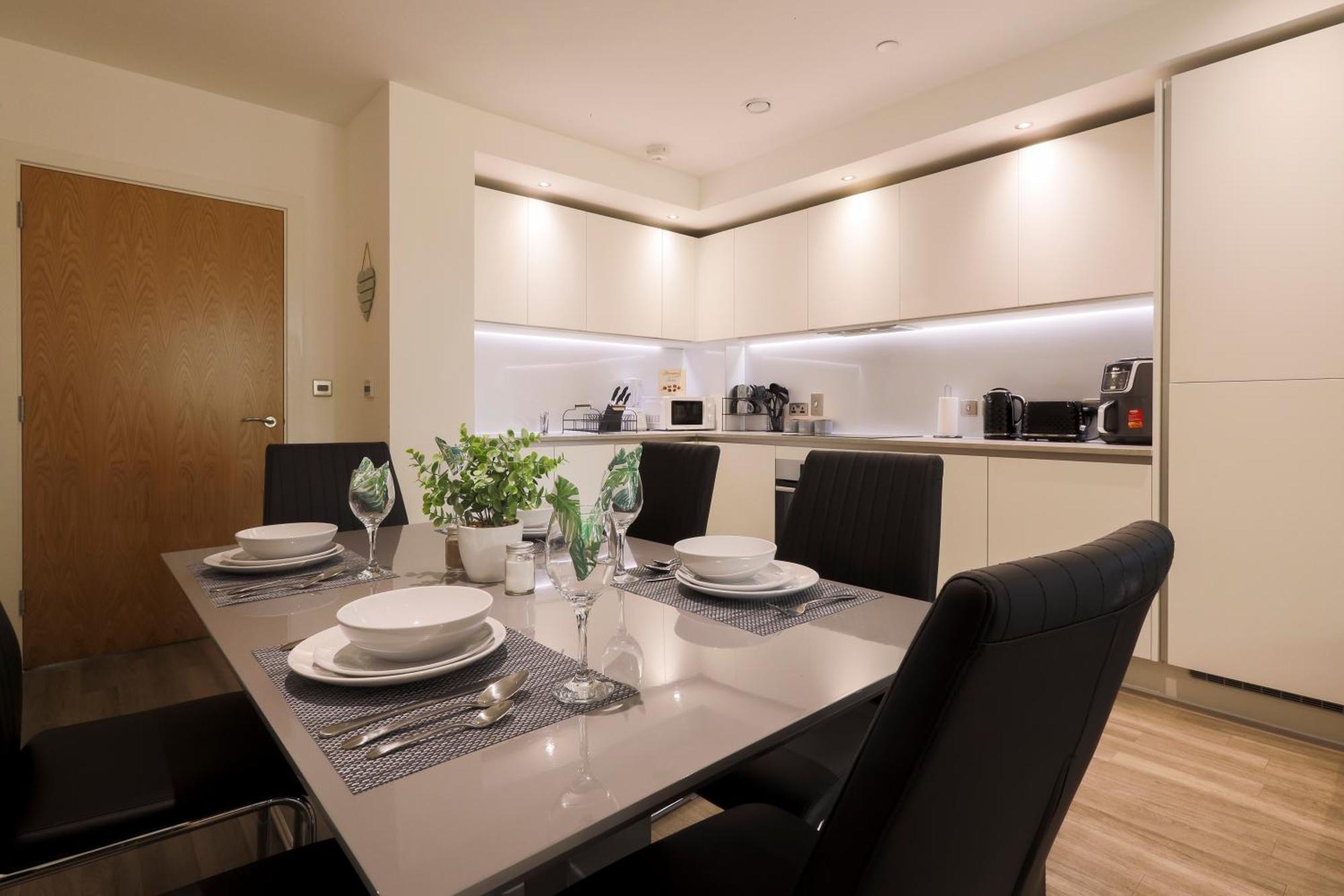 Stylish 2br By Dluxoria Short Lets & Serviced Greater With Pet Friendly, Free Wifi & Free Parking Appartamento Londra