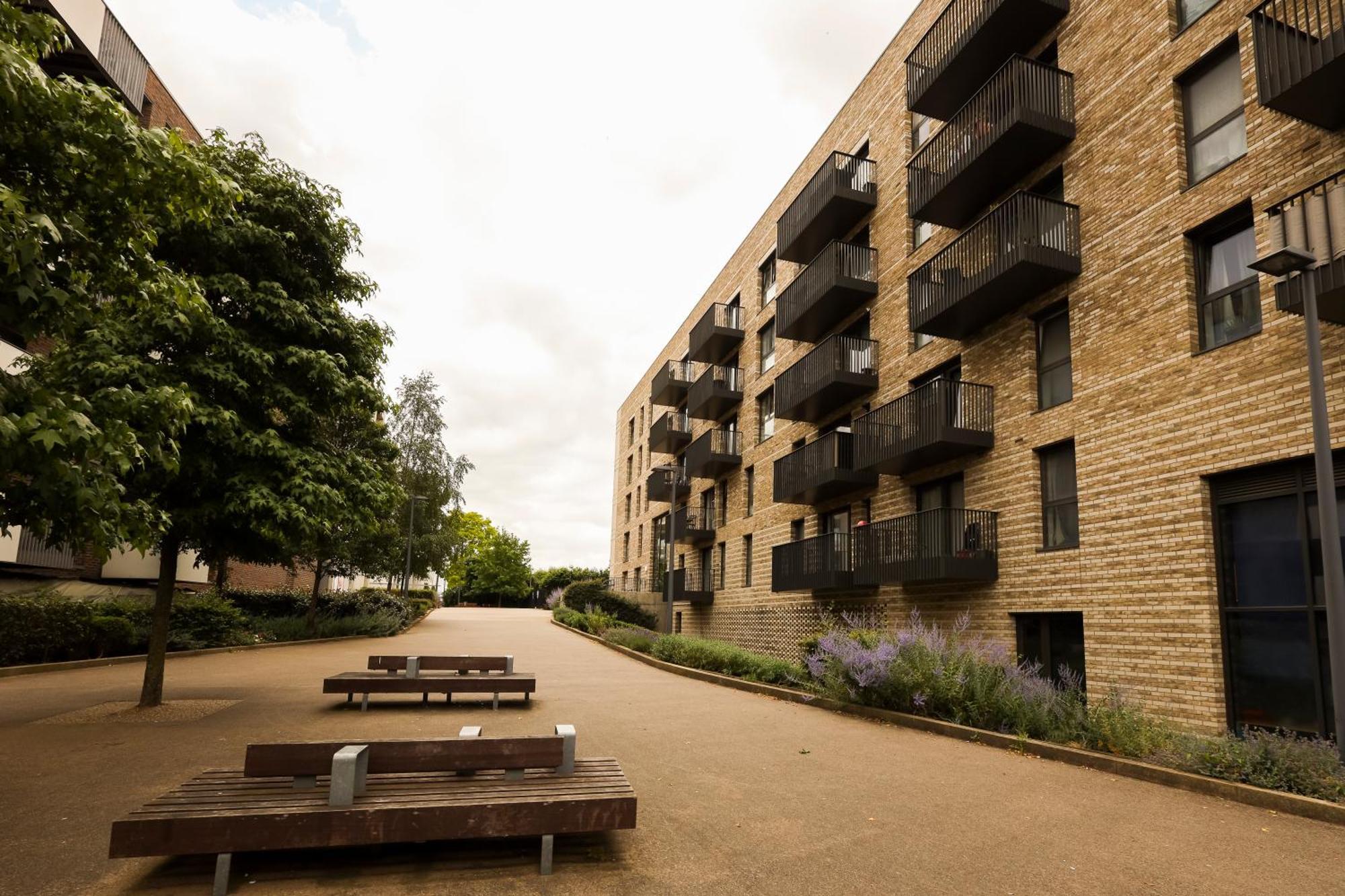 Appartamento Stylish 2br By Dluxoria Short Lets & Serviced Greater With Pet Friendly, Free Wifi & Free Parking *