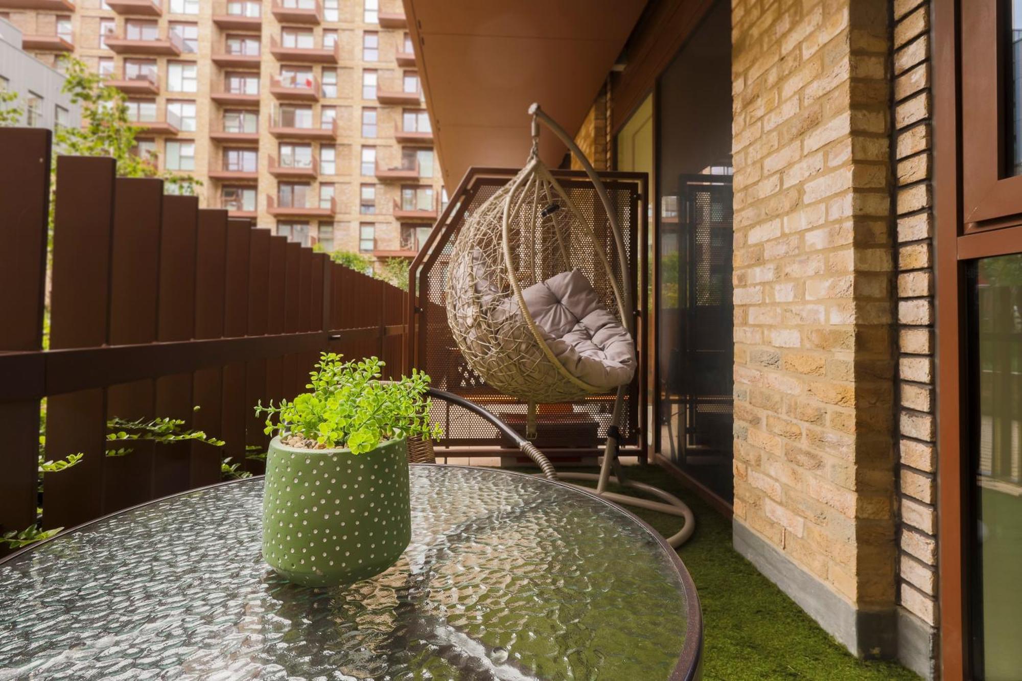 Stylish 2br By Dluxoria Short Lets & Serviced Greater With Pet Friendly, Free Wifi & Free Parking Appartamento