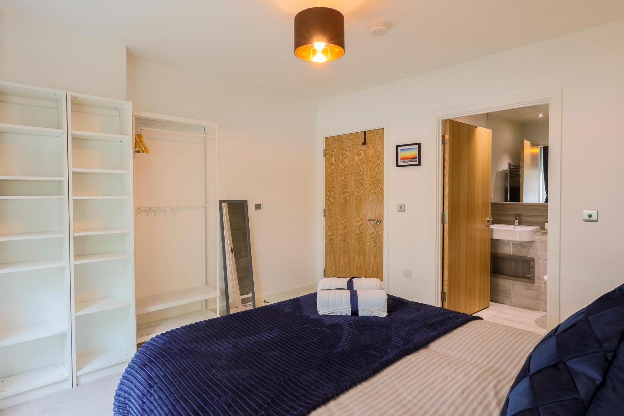 Stylish 2br By Dluxoria Short Lets & Serviced Greater With Pet Friendly, Free Wifi & Free Parking Appartamento *