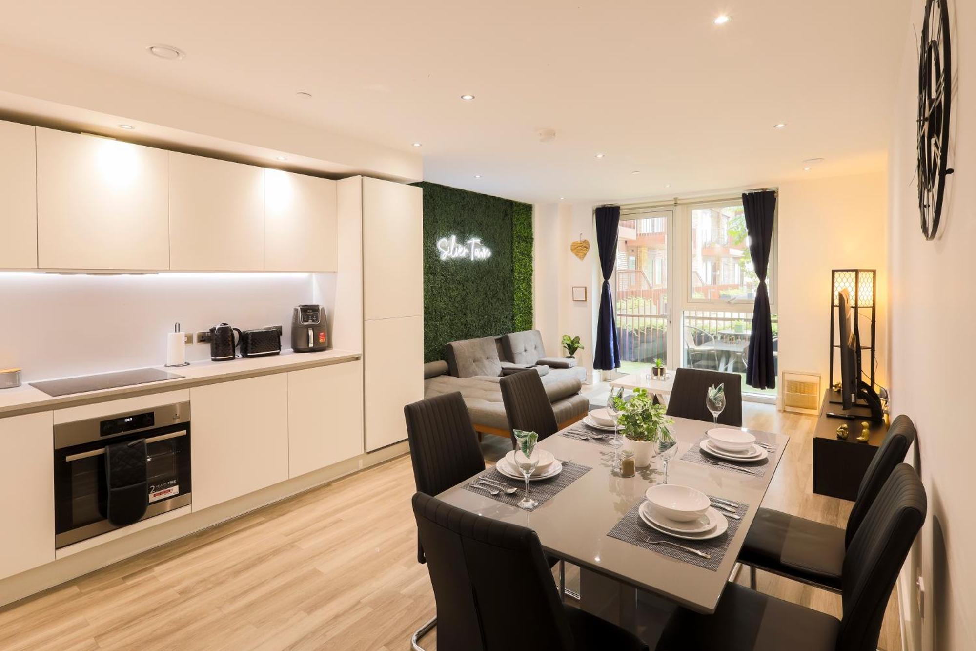 Appartamento Stylish 2br By Dluxoria Short Lets & Serviced Greater With Pet Friendly, Free Wifi & Free Parking Londra