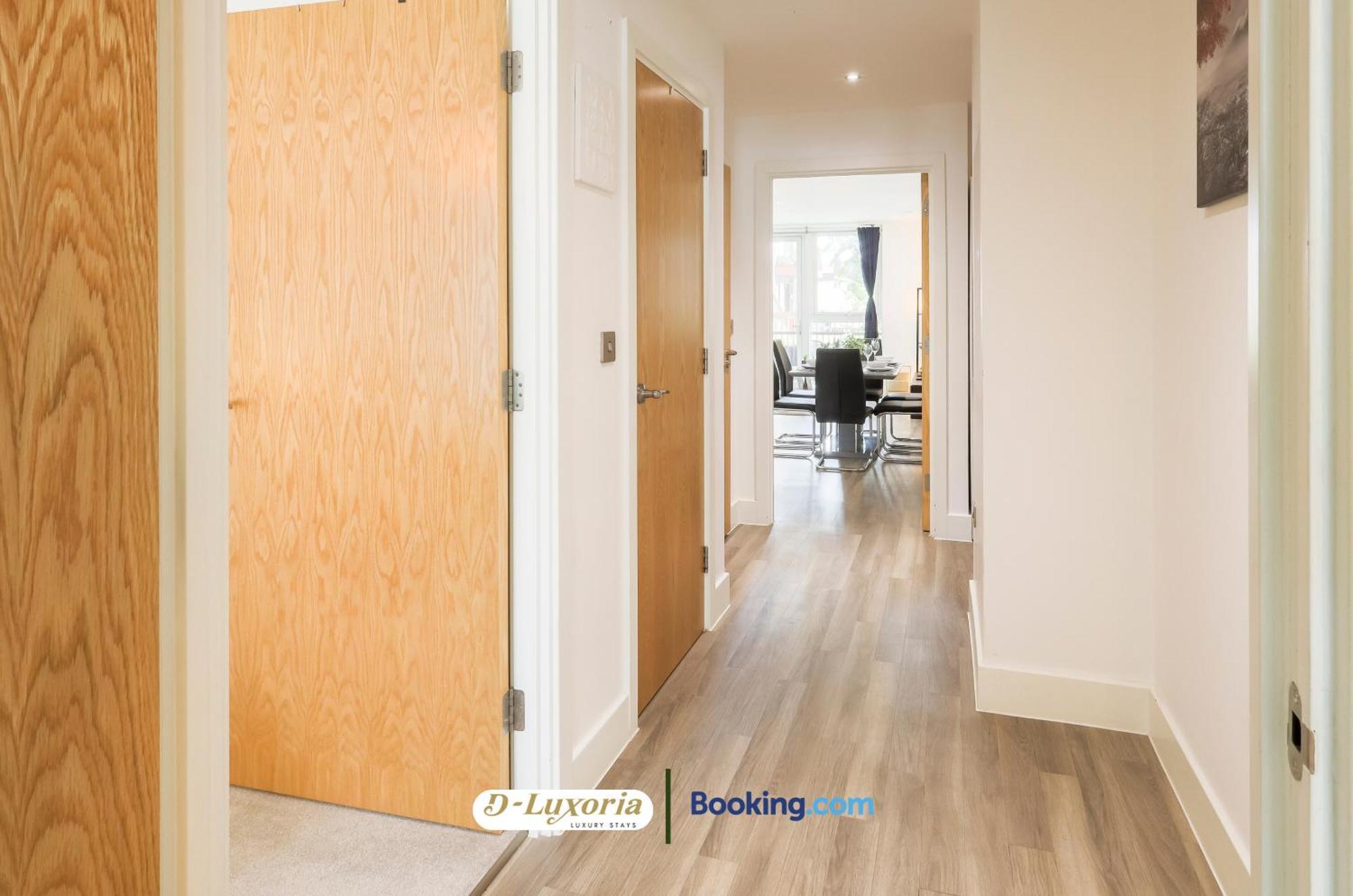 Stylish 2br By Dluxoria Short Lets & Serviced Greater With Pet Friendly, Free Wifi & Free Parking Appartamento