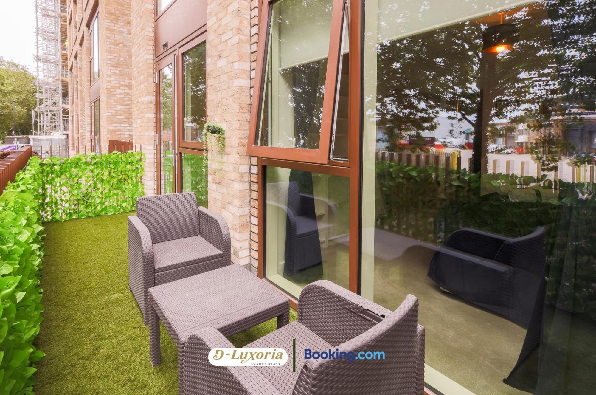 Stylish 2br By Dluxoria Short Lets & Serviced Greater With Pet Friendly, Free Wifi & Free Parking Appartamento *