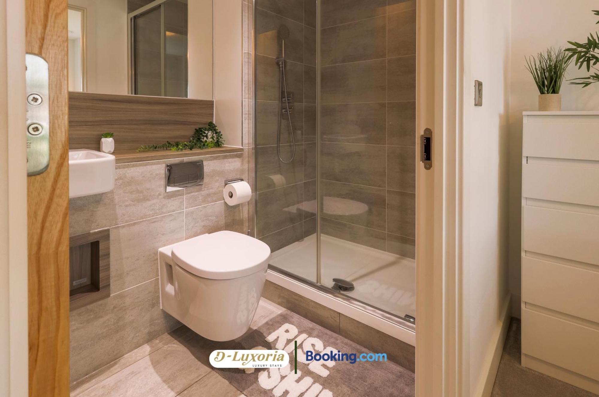 Stylish 2br By Dluxoria Short Lets & Serviced Greater With Pet Friendly, Free Wifi & Free Parking Appartamento *