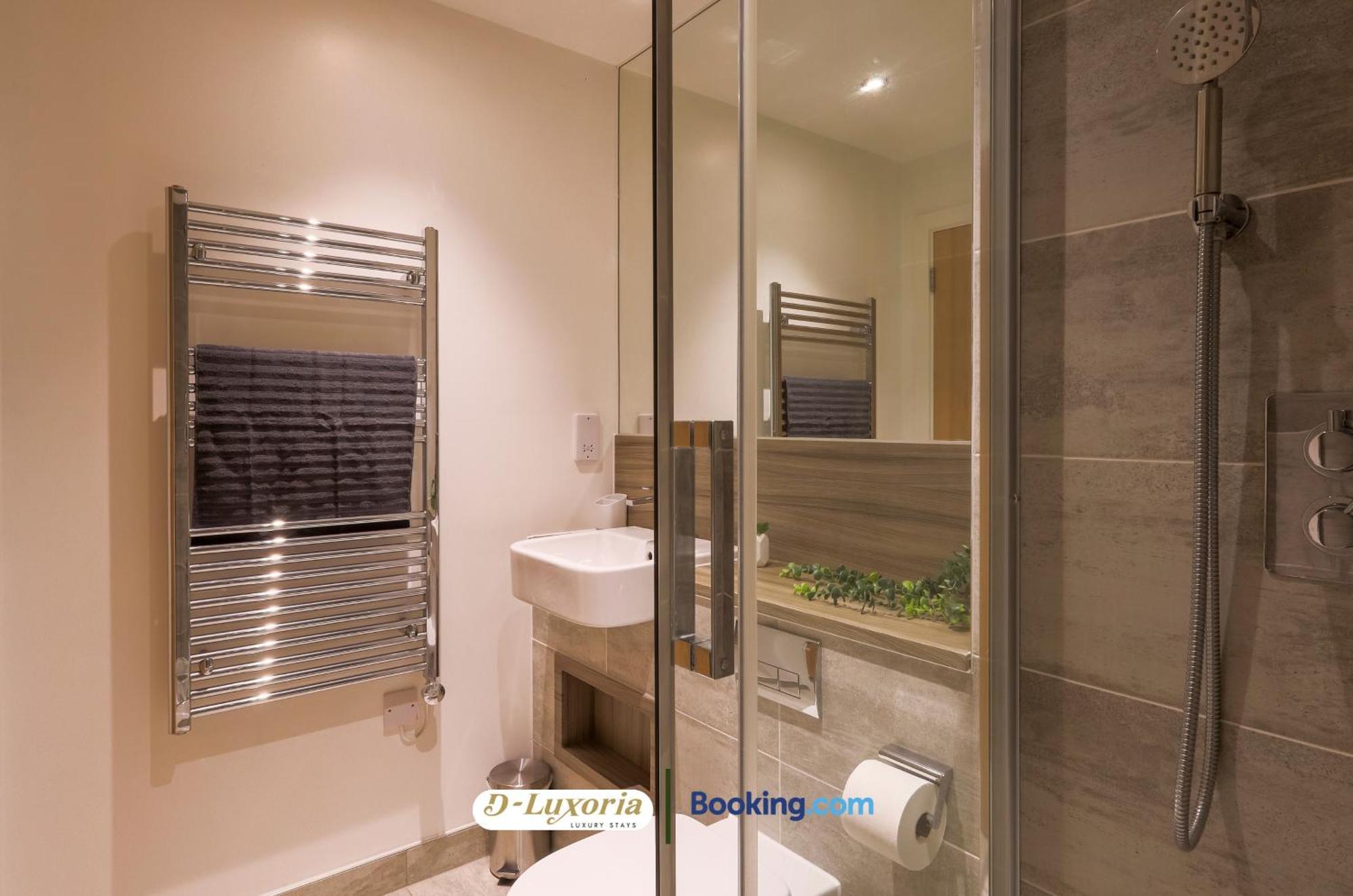 Stylish 2br By Dluxoria Short Lets & Serviced Greater With Pet Friendly, Free Wifi & Free Parking Appartamento Londra