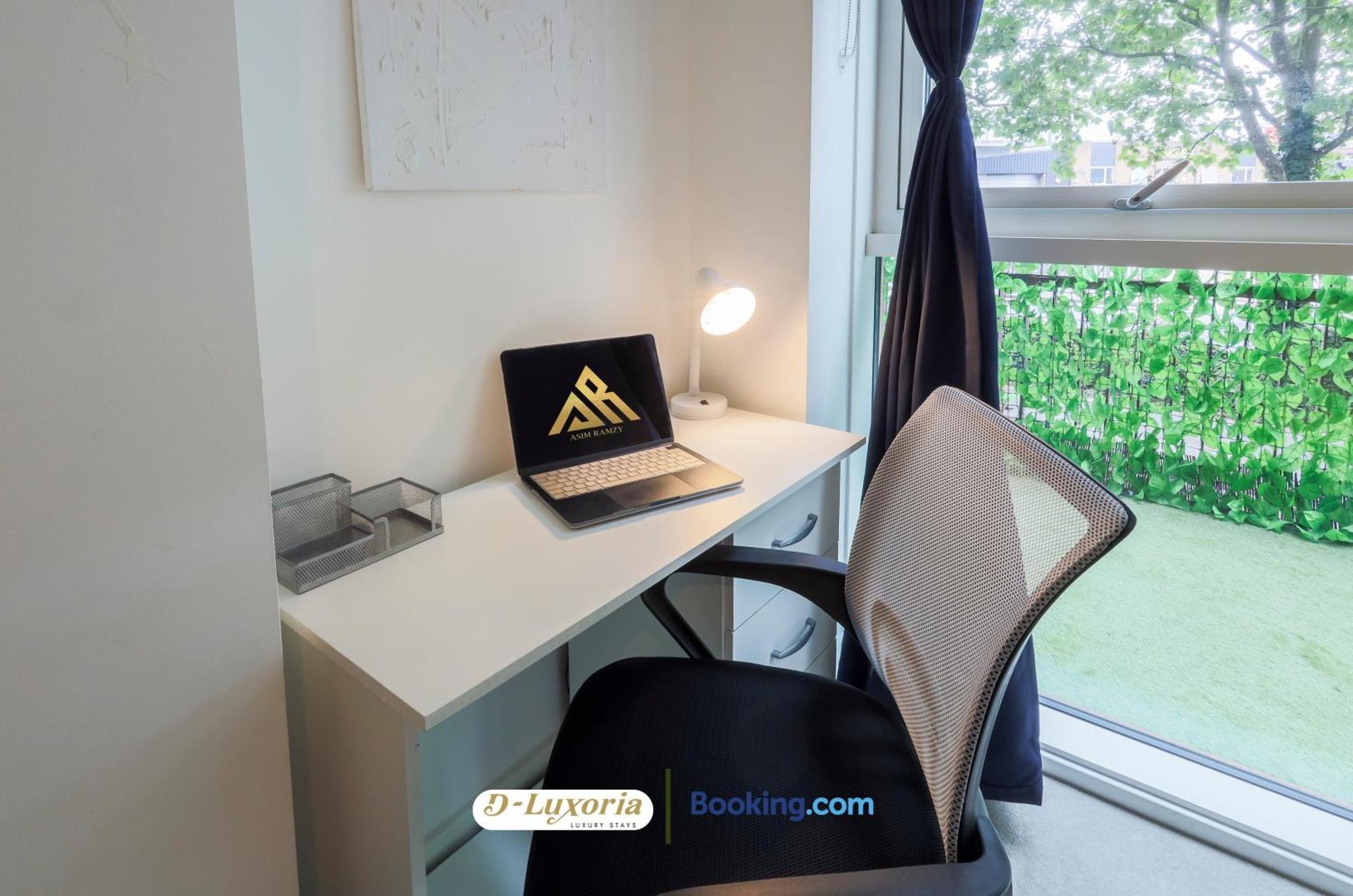 Stylish 2br By Dluxoria Short Lets & Serviced Greater With Pet Friendly, Free Wifi & Free Parking Appartamento