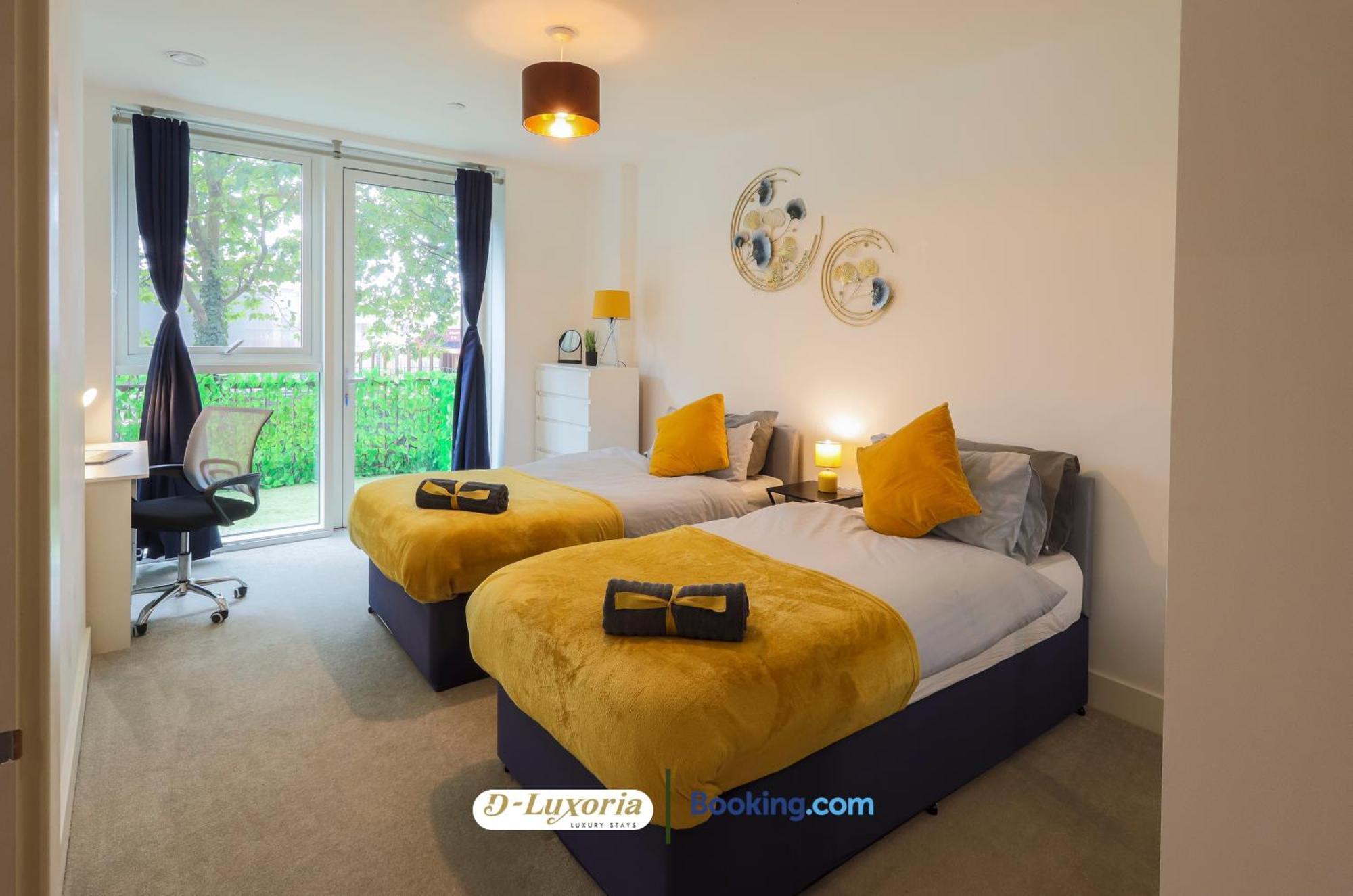 Stylish 2br By Dluxoria Short Lets & Serviced Greater With Pet Friendly, Free Wifi & Free Parking Appartamento