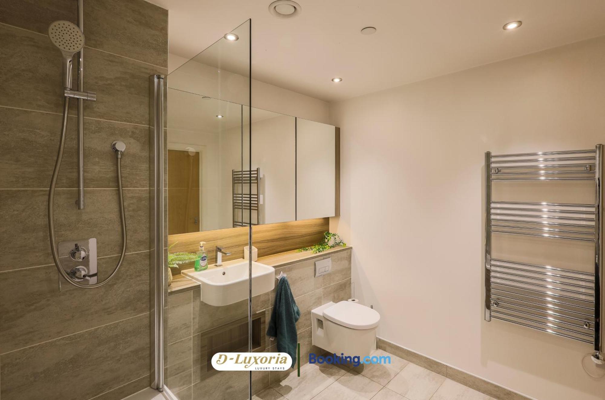 Stylish 2br By Dluxoria Short Lets & Serviced Greater With Pet Friendly, Free Wifi & Free Parking Appartamento *
