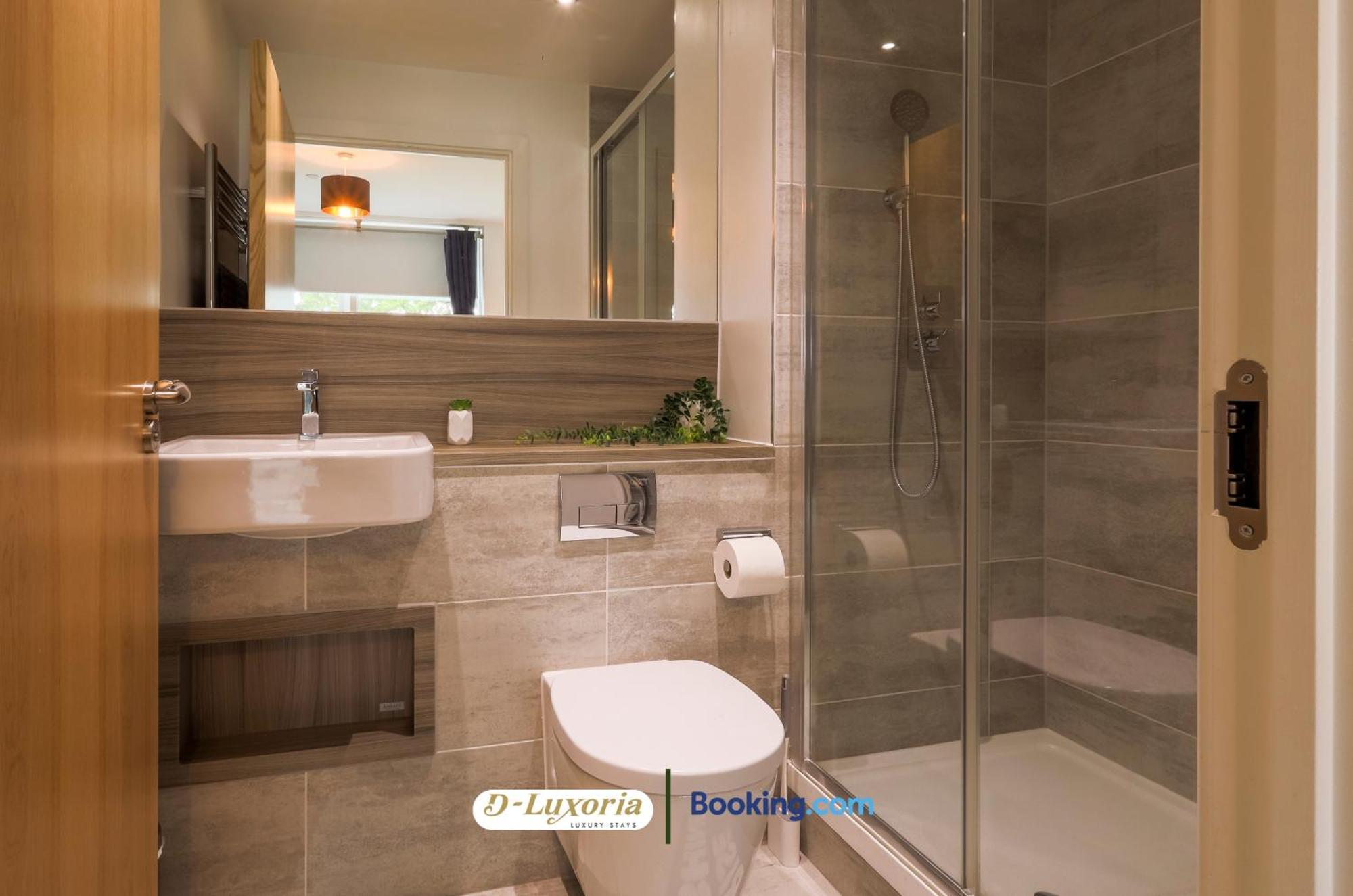 Stylish 2br By Dluxoria Short Lets & Serviced Greater With Pet Friendly, Free Wifi & Free Parking Londra