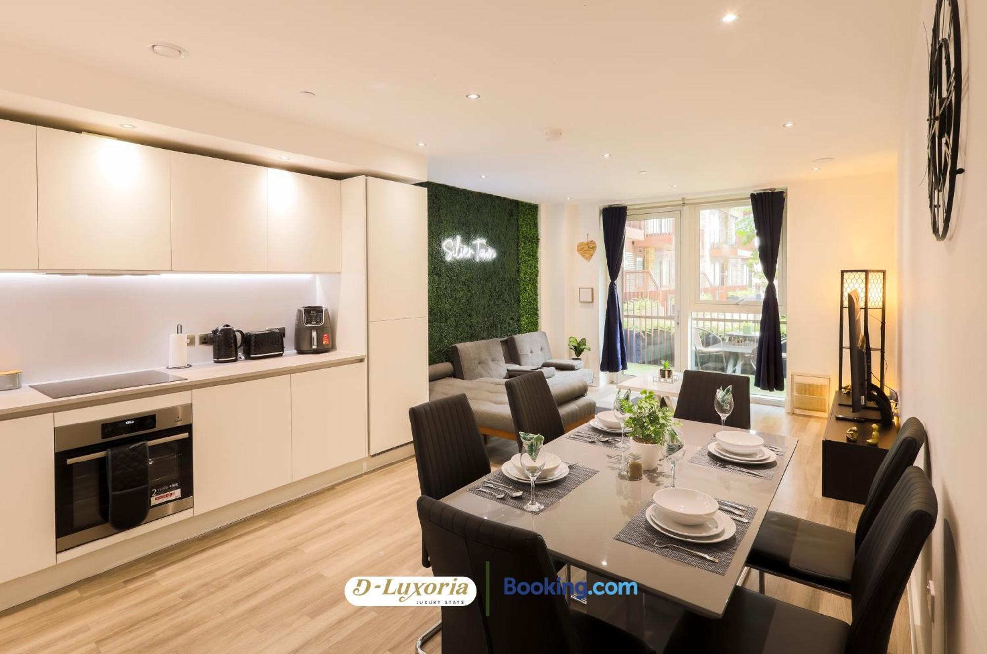 Stylish 2br By Dluxoria Short Lets & Serviced Greater With Pet Friendly, Free Wifi & Free Parking Appartamento *