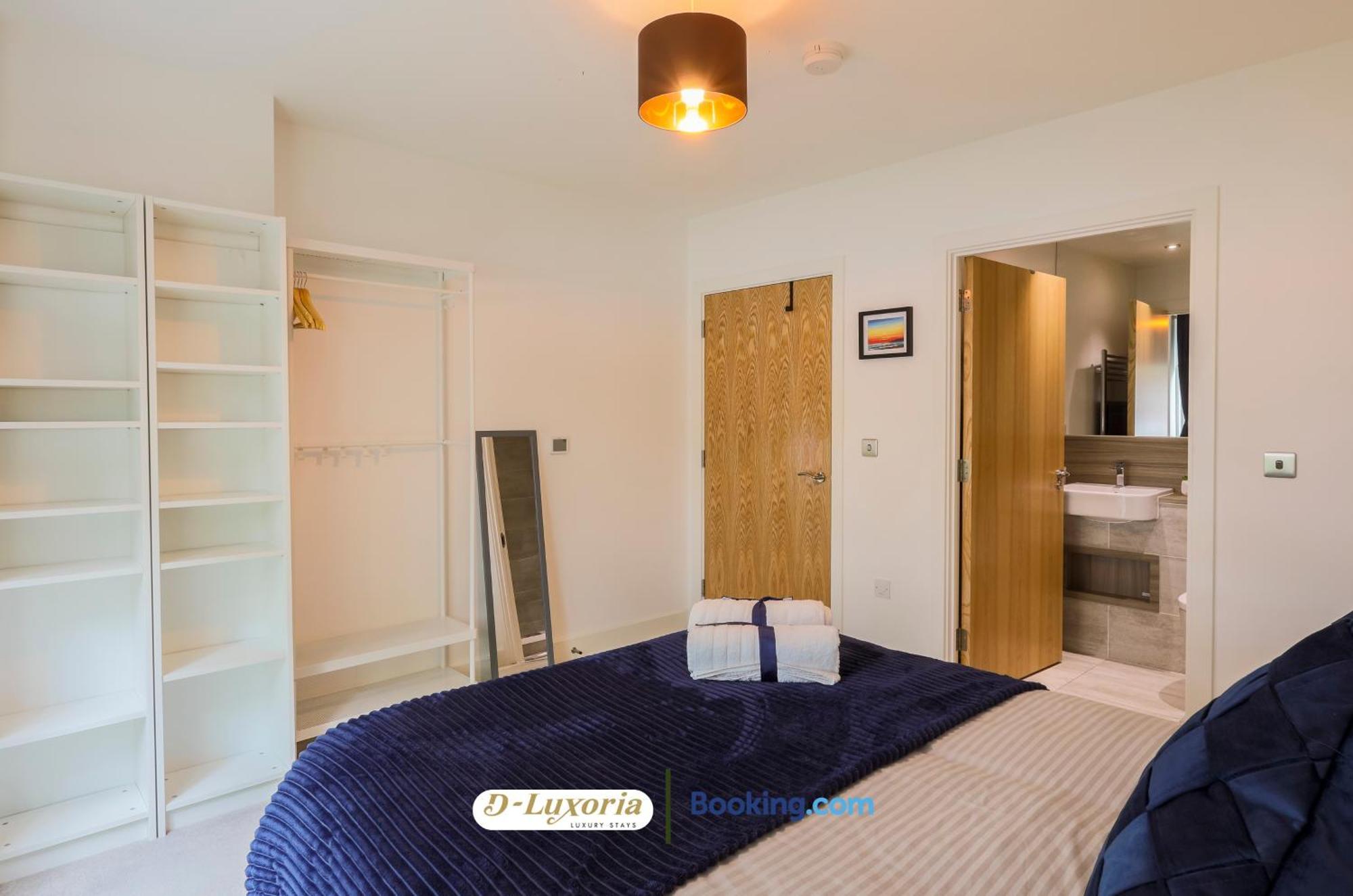 Stylish 2br By Dluxoria Short Lets & Serviced Greater With Pet Friendly, Free Wifi & Free Parking Appartamento *